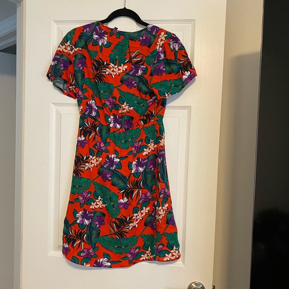 V-neck Floral print flowy dress - Picture 2 of 3